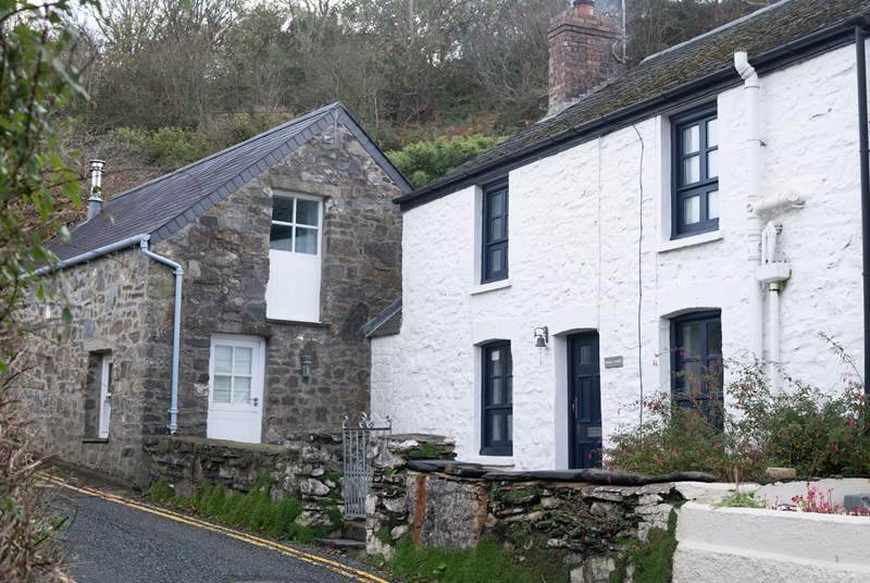 Troed-y-Rhiw is a gorgeous traditional Pembrokeshire cottage.