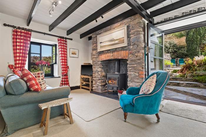 Troed-y-Rhiw (At the foot of the hill),Sleeps 6 + cot, 2.6 miles W of Newport, Pembrokeshire