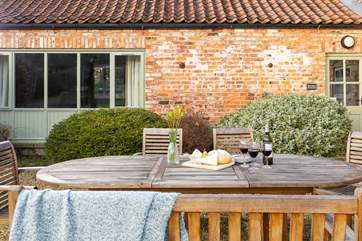 Dine al fresco under the sun.