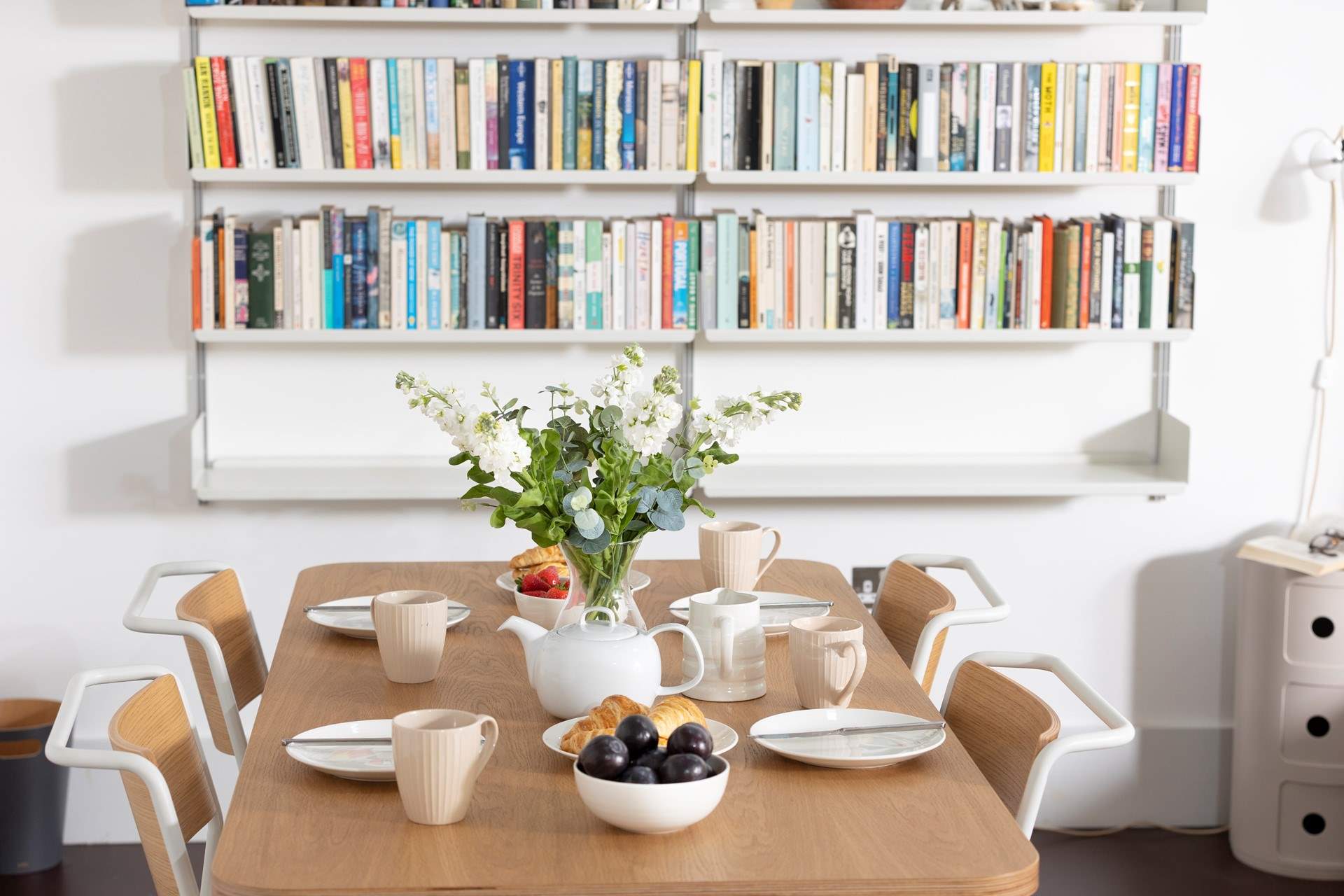 Enjoy family time together around the dining-table.