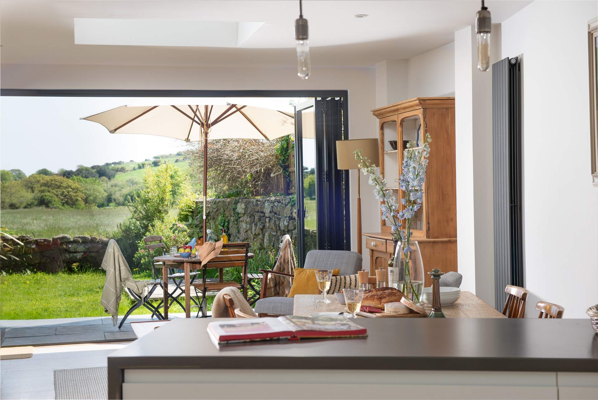 Summer days are made for al fresco dining. 