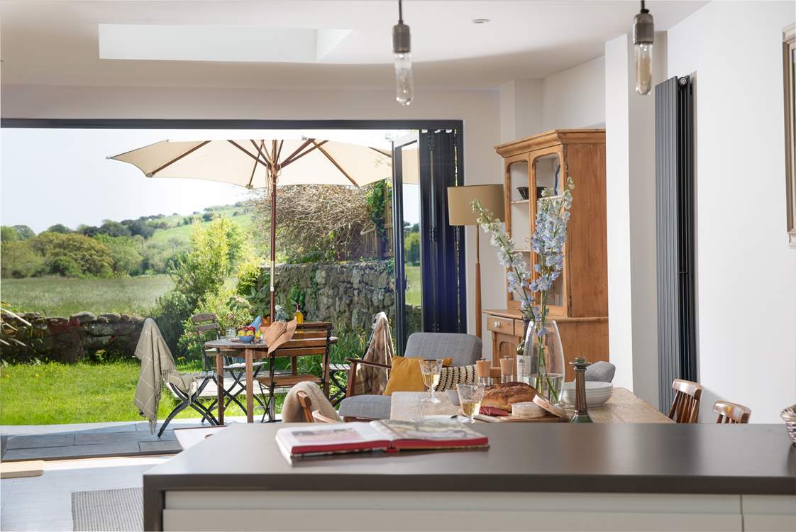 Summer days are made for al fresco dining.