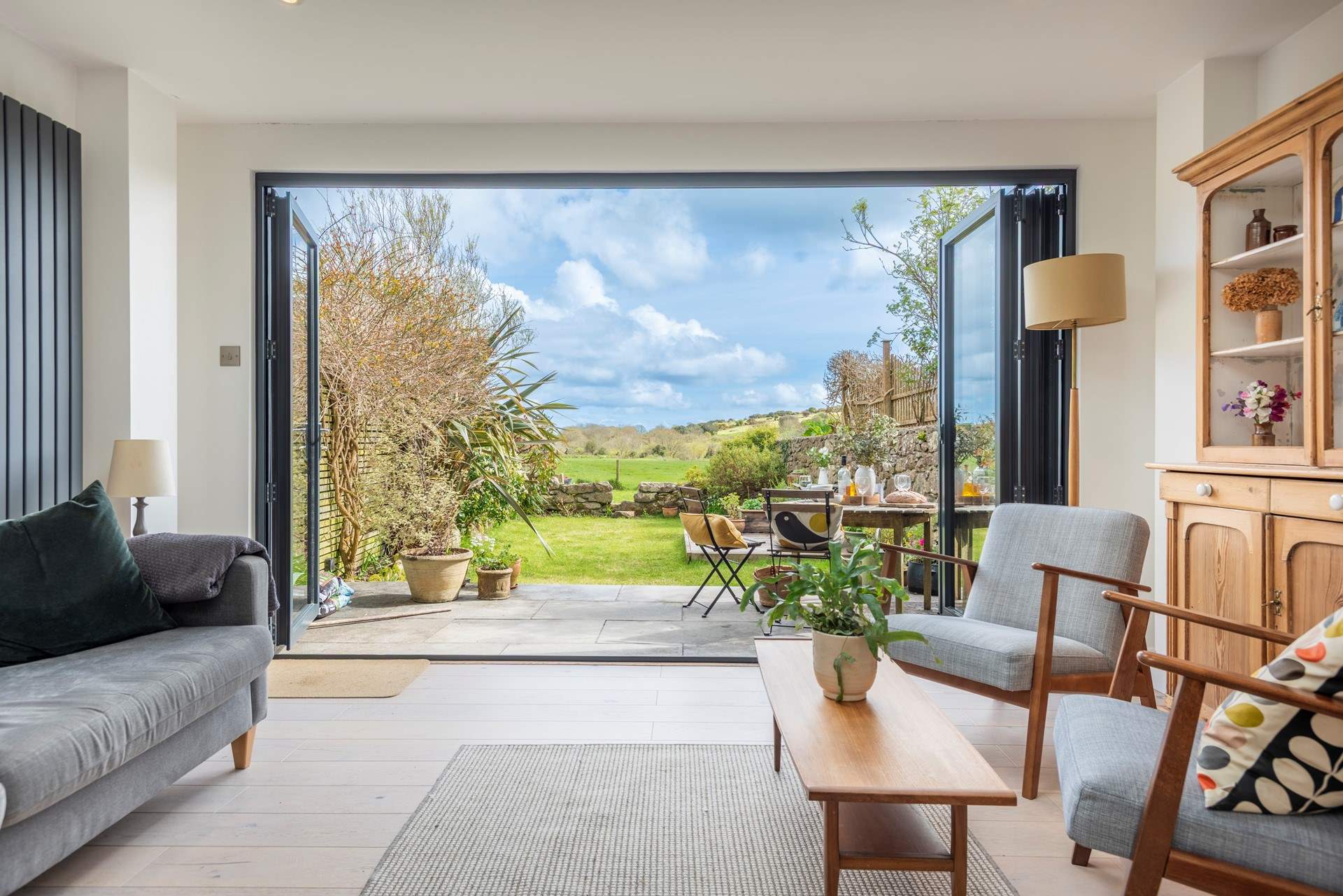 Welcome to the very lovely Bythmoy.