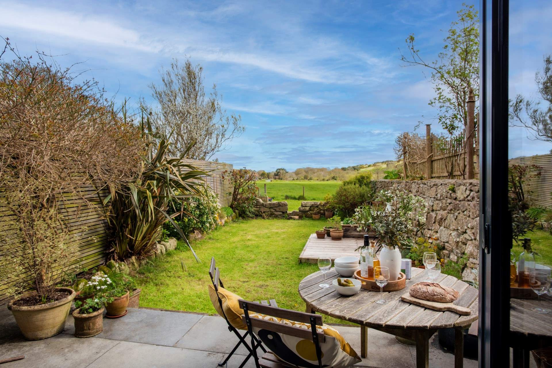 Please be mindful of your dogs when in the garden. The field over the hedge often has cows and horses visiting and the farmer would prefer them to be kept quiet. There is an electric wire in place to protect the livestock and keep them safe.