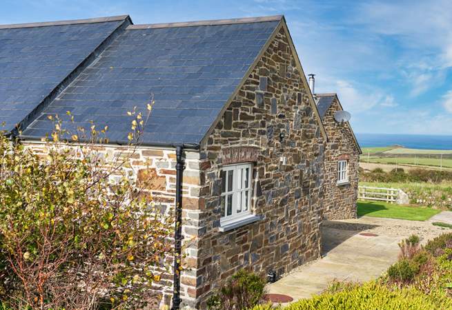 A beautifully renovated barn conversion set in an area of spellbinding beauty and sea views. 