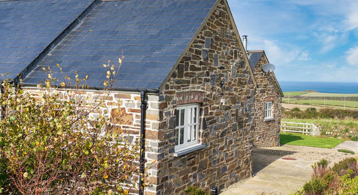 A beautifully renovated barn conversion set in an area of spellbinding beauty and sea views. 