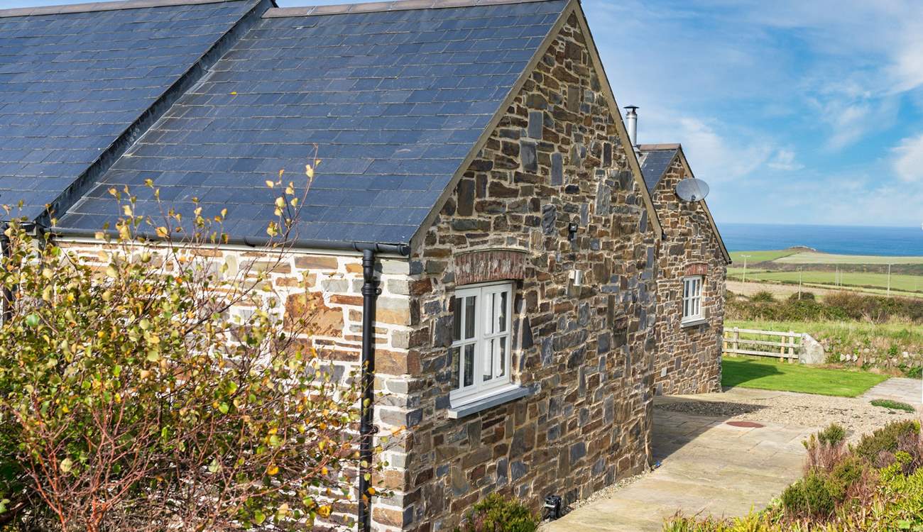 A beautifully renovated barn conversion set in an area of spellbinding beauty and sea views. 