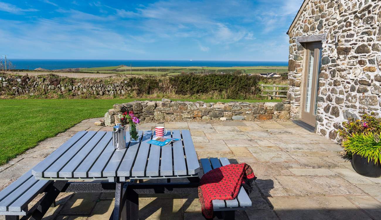 For sunny breakfasts or a sundowner after dinner al fresco. 