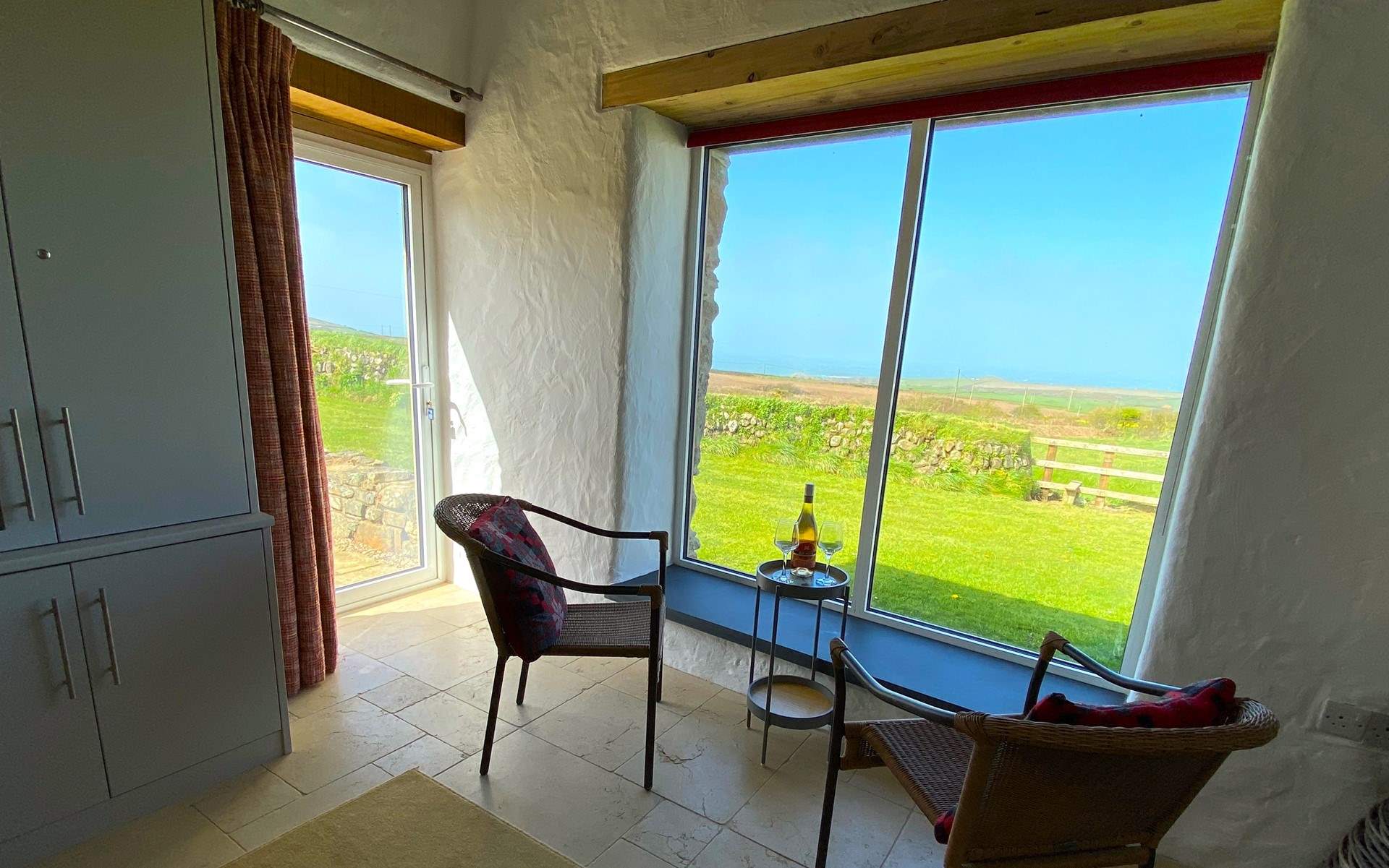 The huge picture window draws the spectacular sea views in. 