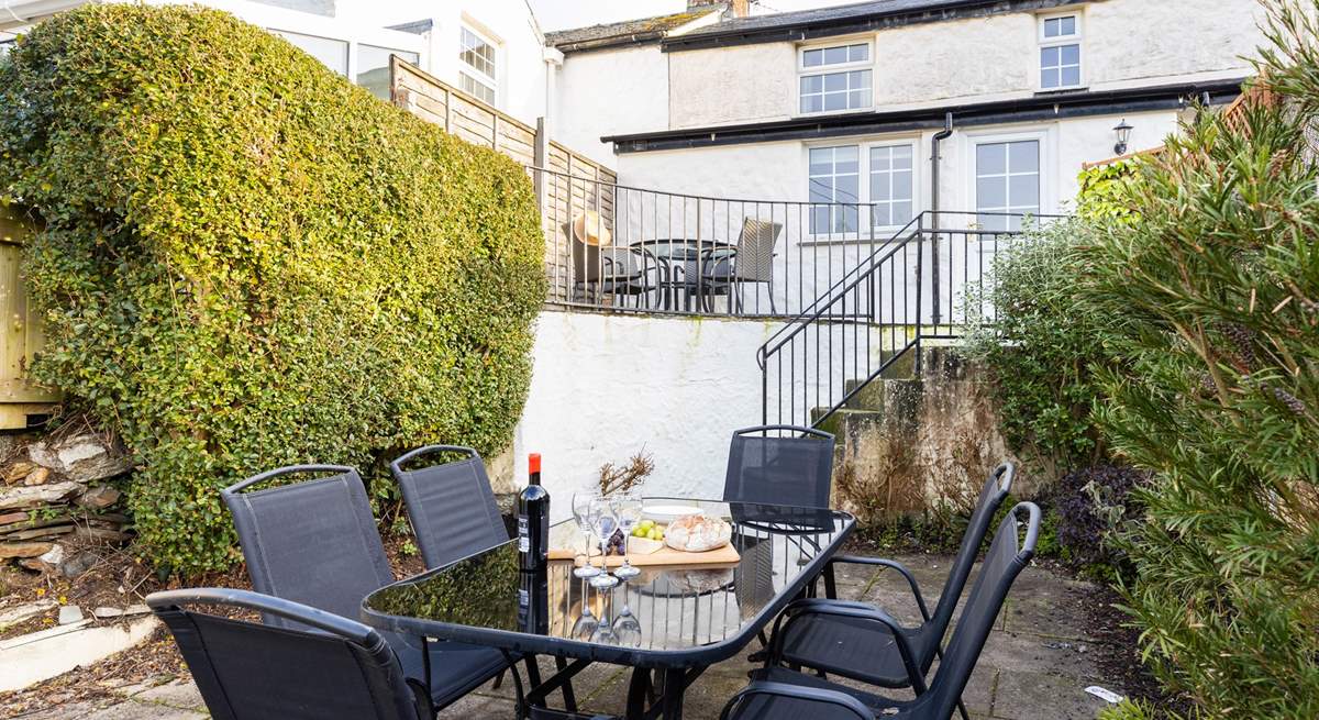 Sit in the Cornish sunshine and enjoy al fresco dining either at the smaller bistro table outside the kitchen or down the steps to the patio.