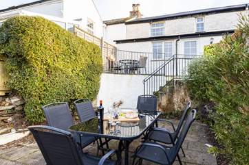 Sit in the Cornish sunshine and enjoy al fresco dining either at the smaller bistro table outside the kitchen or down the steps to the patio.
