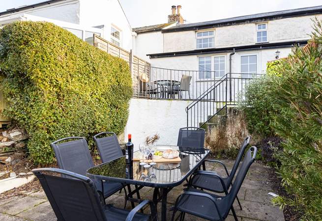 Sit in the Cornish sunshine and enjoy al fresco dining either at the smaller bistro table outside the kitchen or down the steps to the patio.