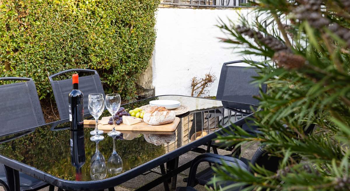 Al fresco dining on the sheltered patio, it's what holidays are made for.