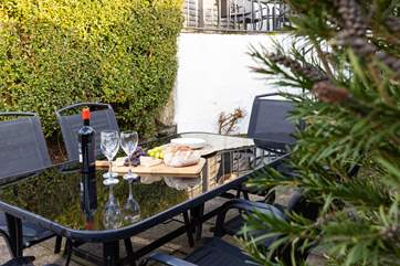 Al fresco dining on the sheltered patio, it's what holidays are made for.
