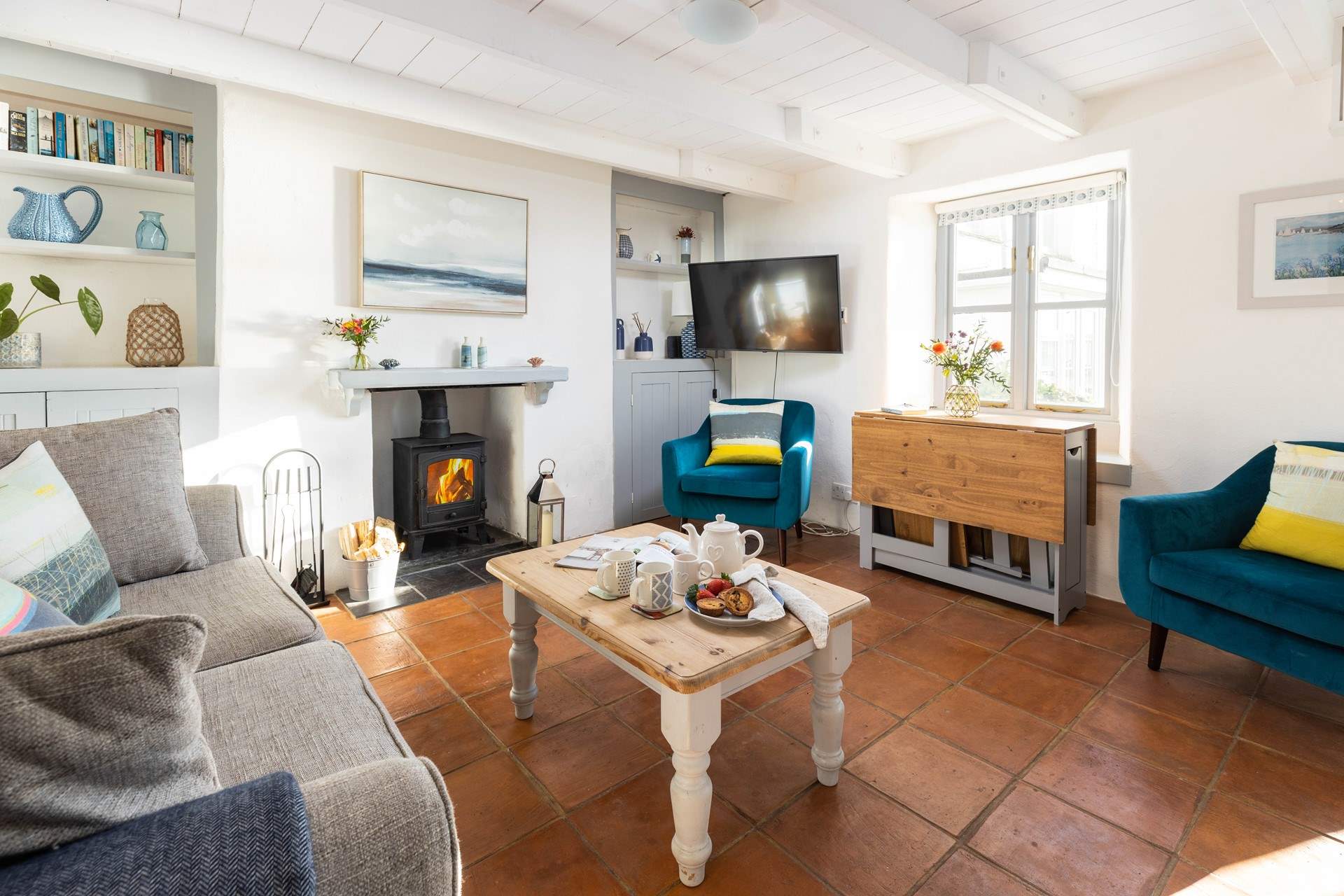 Relax in your stylish surroundings at Chapel Cottage. The quirky dining-table folds away when not in use.