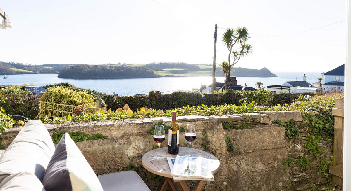 Chapel Cottage is a charming cottage with fabulous views towards the Carrick Roads, Place and Falmouth Bay.