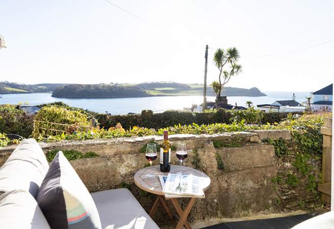 Chapel Cottage is a charming cottage with fabulous views towards the Carrick Roads, Place and Falmouth Bay.