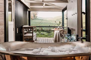 The bathroom wall opens out, let the fresh air flow through and marvel at nature's paradise.