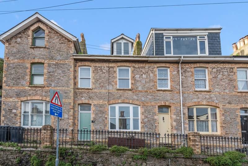 Coastal View Cottage is a gorgeous holiday abode, ideally situated in the bustling harbourside town of Brixham, just moments from the water.