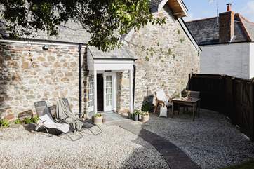 The secluded garden has ample space and is perfect for you and your four-legged friend.