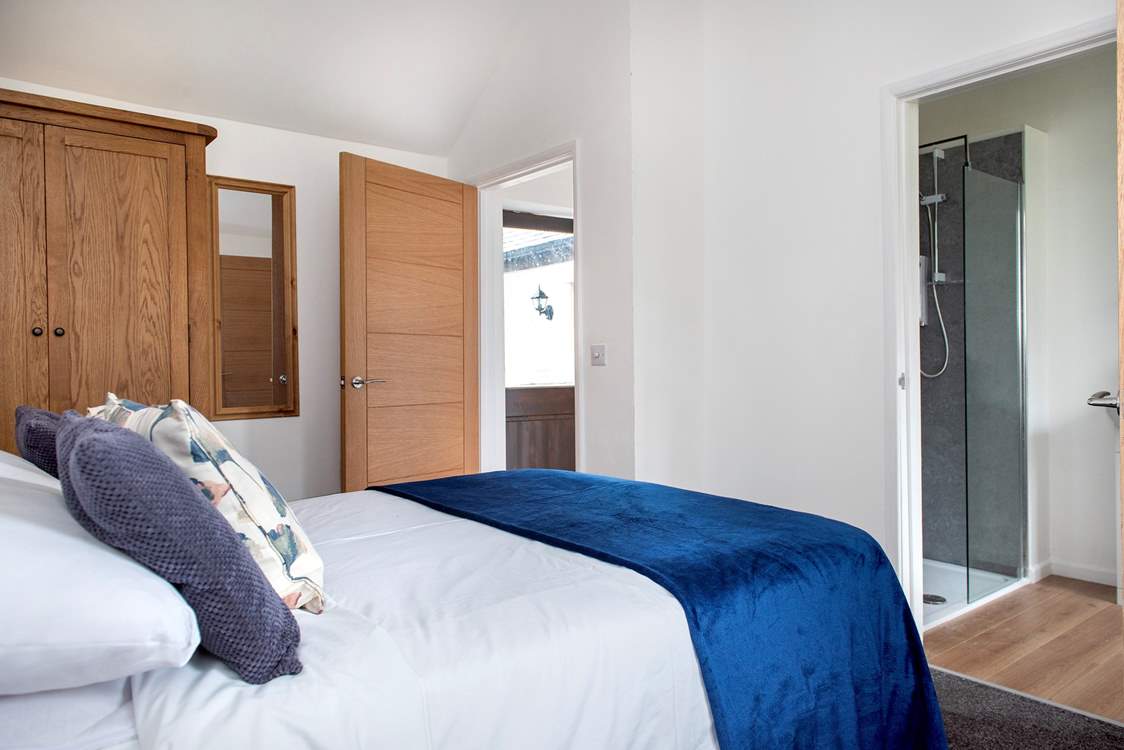 The bedroom has an en suite shower-room.