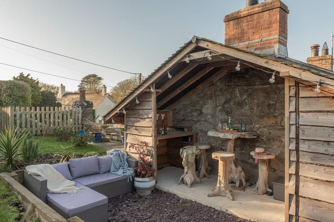 Simply charming, the outside space here is blissful. Please watch dogs and children near the fence, as there are areas where there is a drop below.