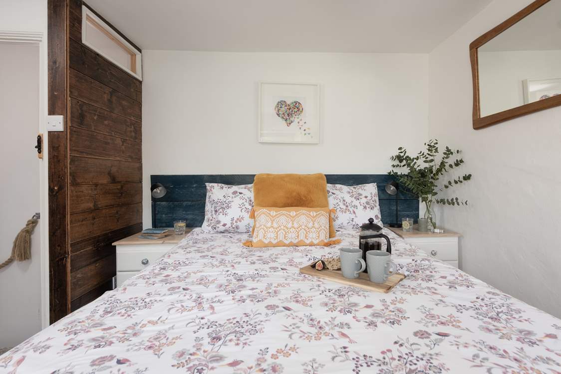 Pretty bedroom 1 has a comfy zip and link bed so you can choose either twin beds or a king-size double.