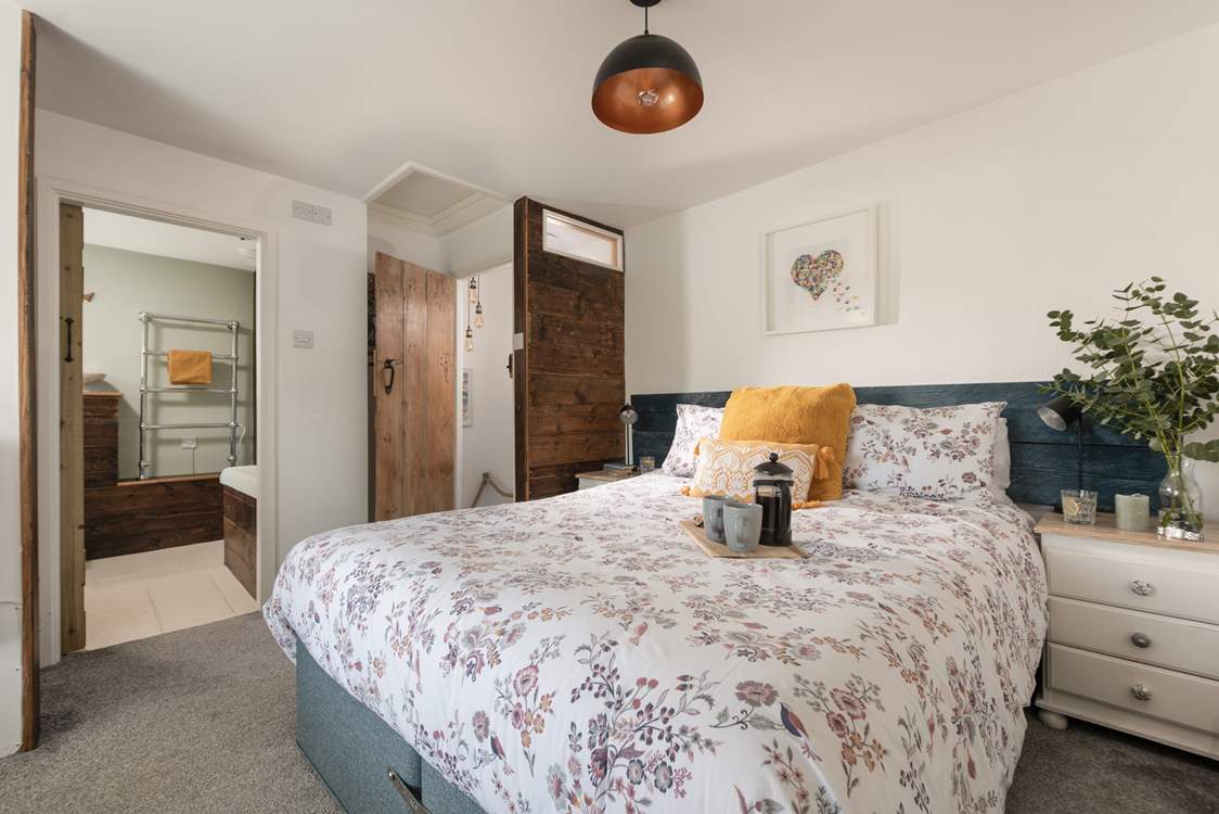 The 2 bedrooms are oh so pretty.