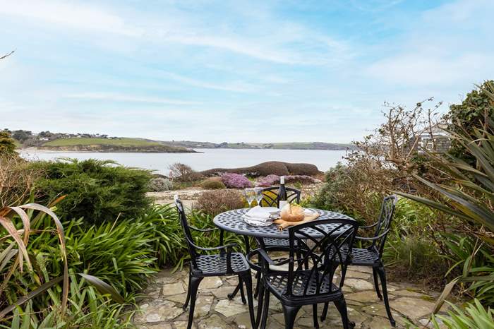 1 Porthsawle is a 2 bedroom, dog friendly apartment with sea views in Portscatho.