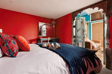 The warm tones and rich paint palette create the most romantic ambience.