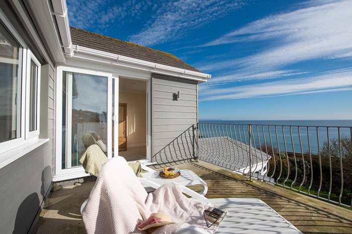 St Annes is a 3 bedroom, dog friendly clifftop cottage near Looe, Cornwall.