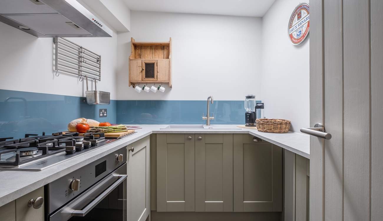 The well-equipped kitchen has all you need to get creative.