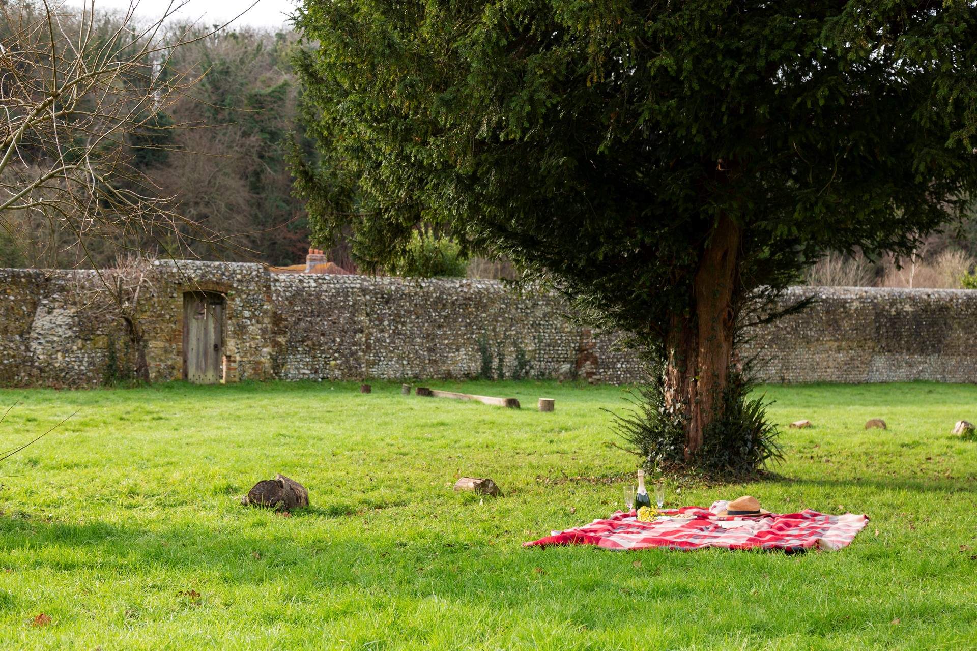 The paddock next to the drive is available for a quick dog walk, barbecue or picnic.