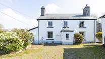 Pulborough House sits in a shared cobbled courtyard in the heart of the village and is simply a short stroll away from the award winning pub. 