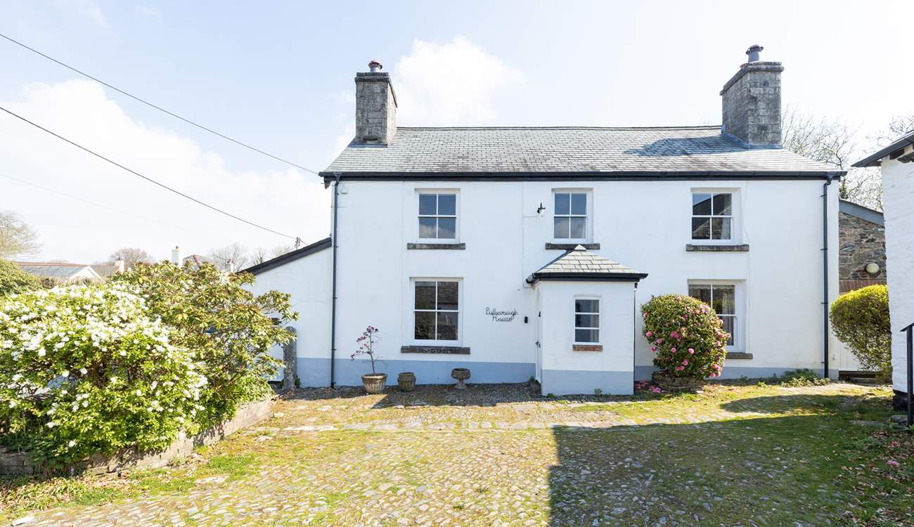 Pulborough House sits in a shared cobbled courtyard in the heart of the village and is simply a short stroll away from the award winning pub. 