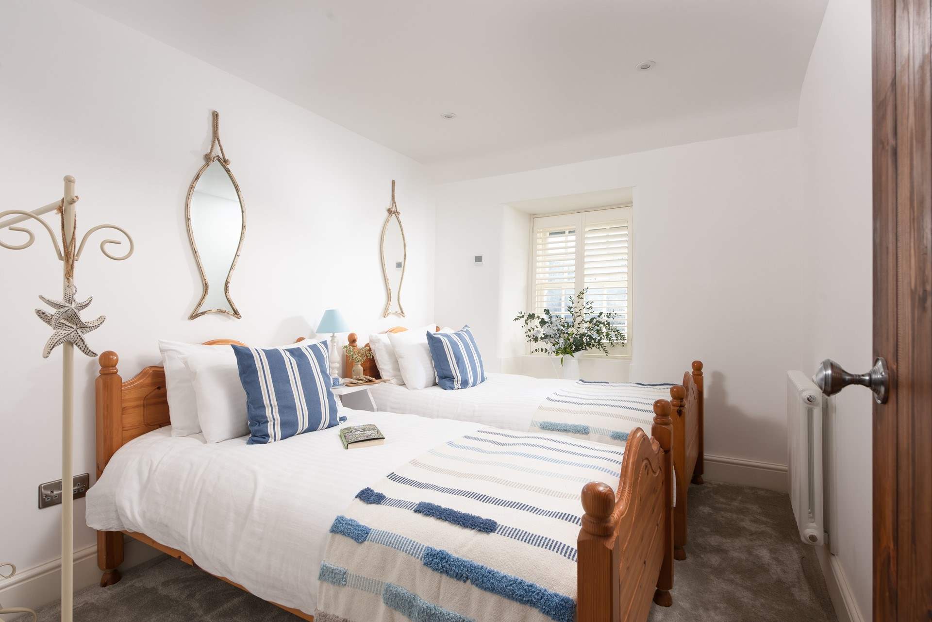 The pretty twin bedroom.