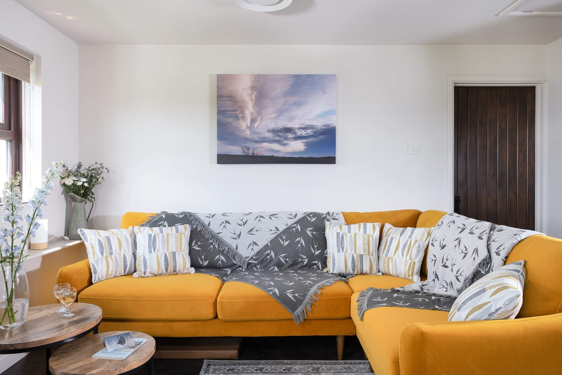 Lounge on the sofa at the end of the day.