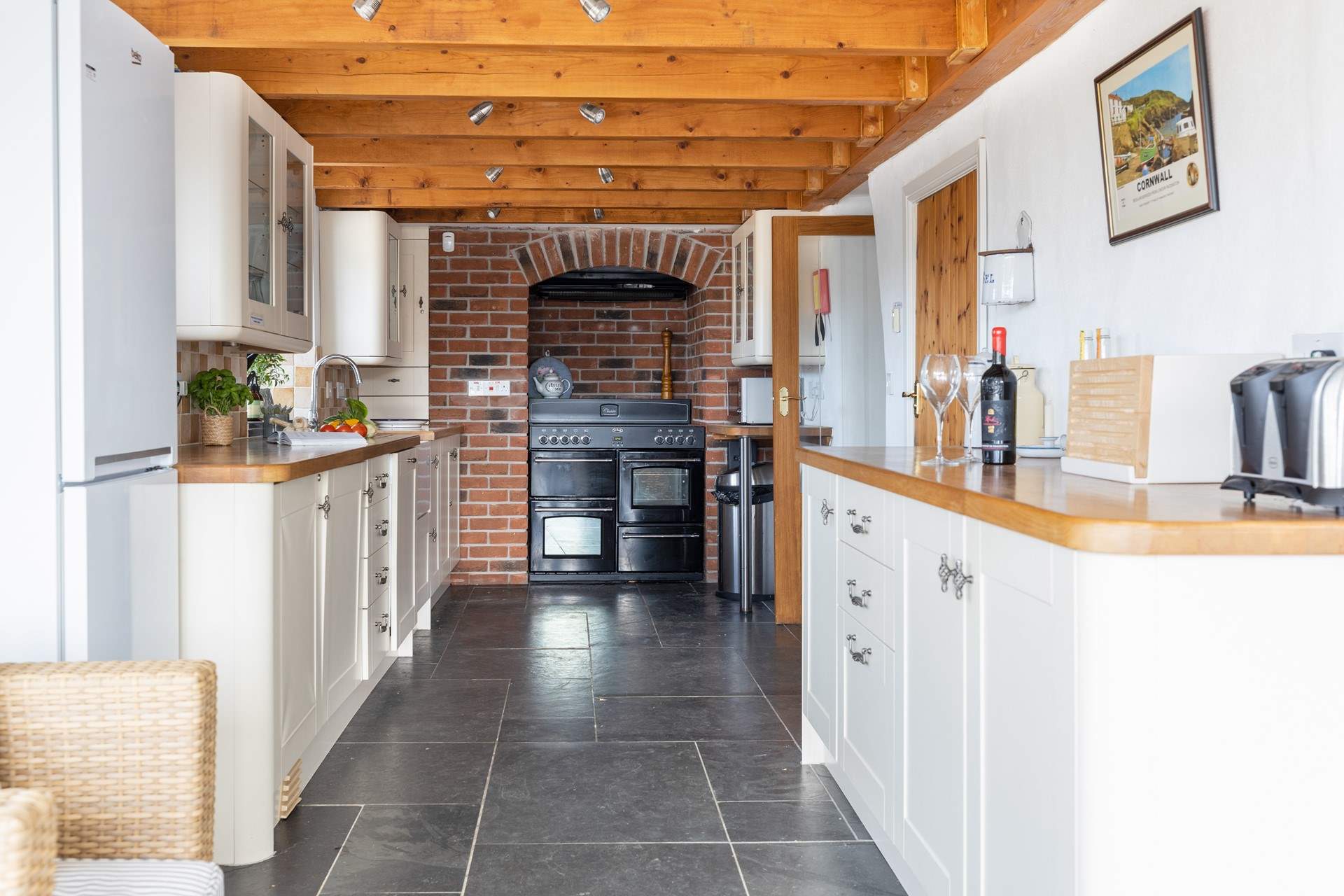 You will find everything you need in the kitchen to cook a holiday meal.