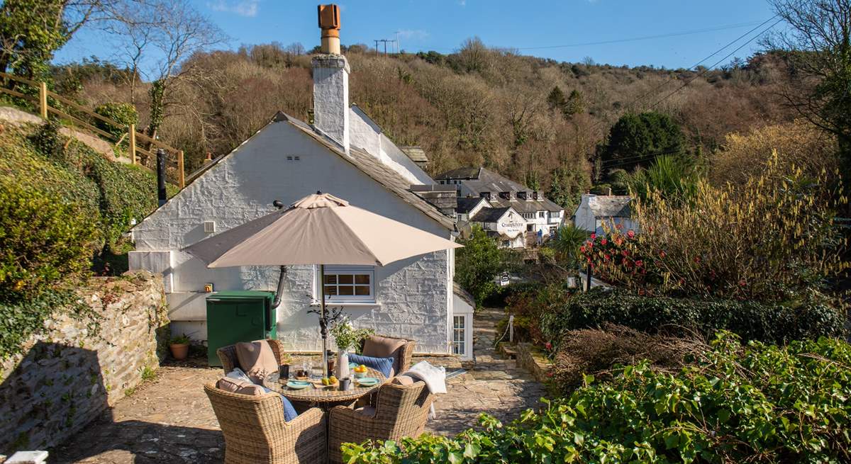 Inglenook Cottage is at the top of the village, 15 minutes walk from the harbour and only 100 yards from the famous Crumplehorn Inn.