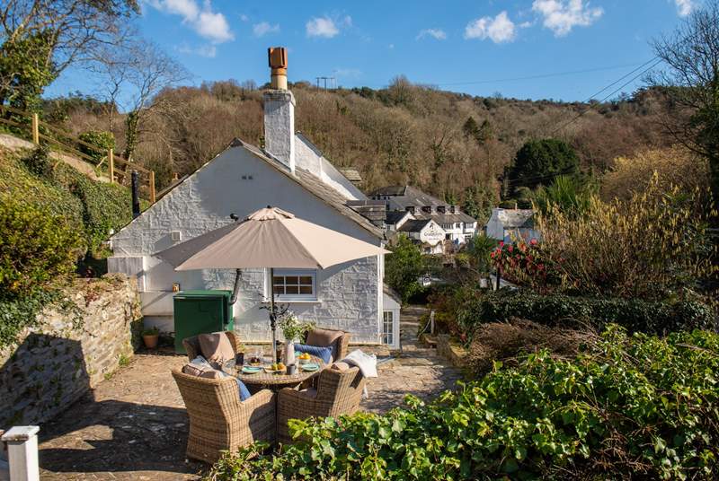 Inglenook Cottage is at the top of the village, 15 minutes walk from the harbour and only 100 yards from the famous Crumplehorn Inn.