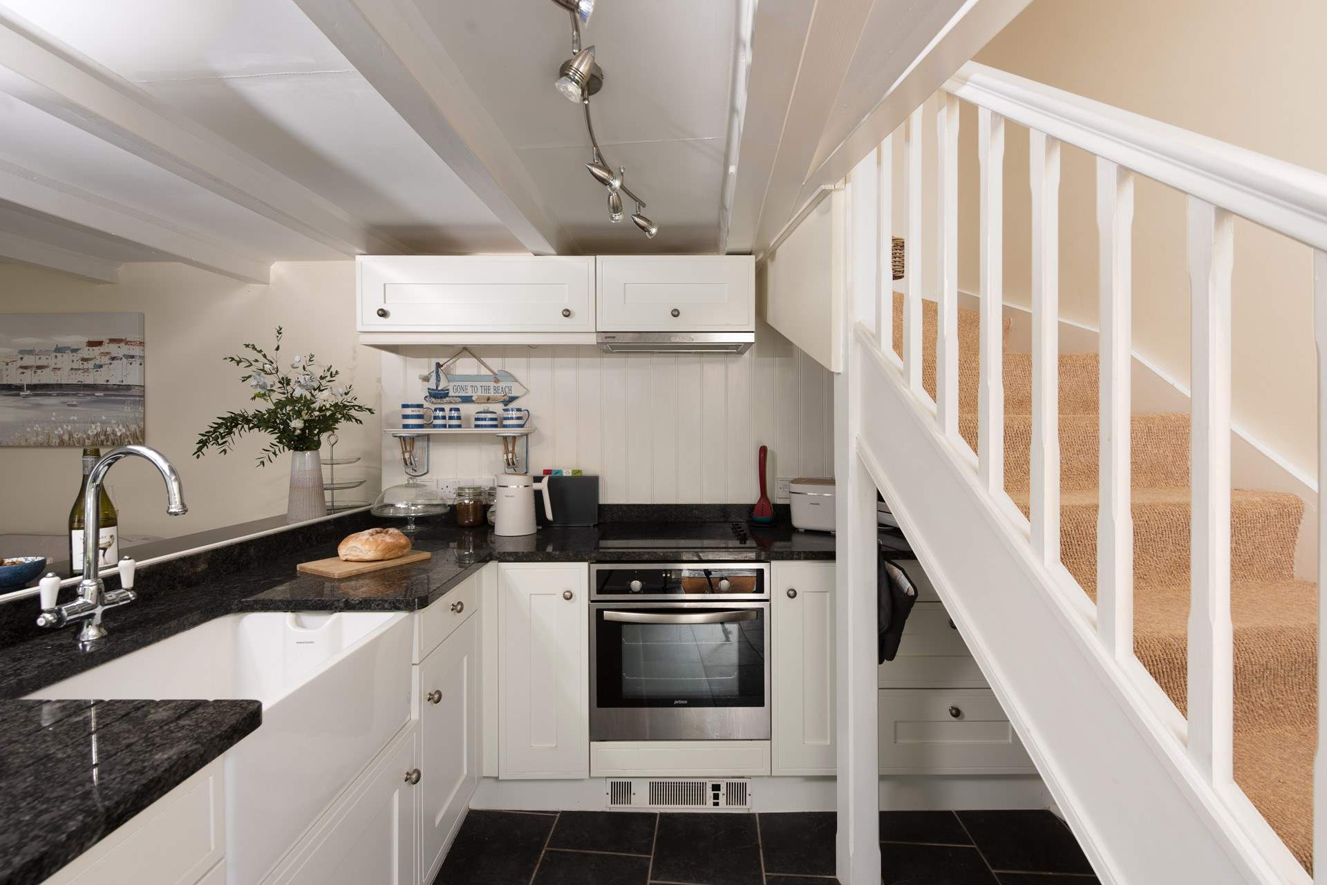 The little kitchen is so well equipped.