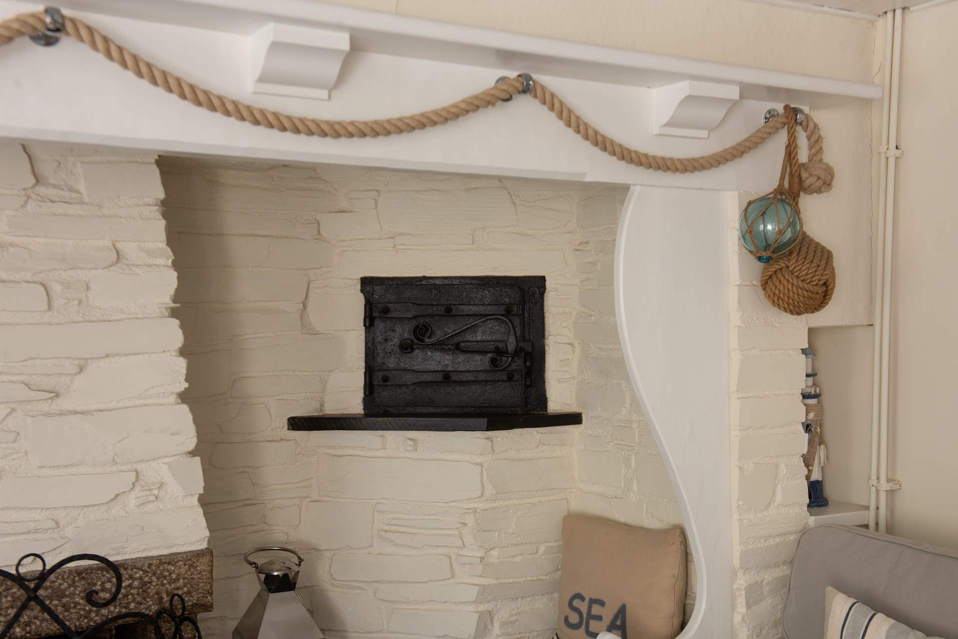 Charming original features 