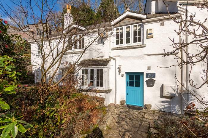 Inglenook Cottage is a 2 bedroom, dog friendly cottage near the beach in Polperro, Cornwall.