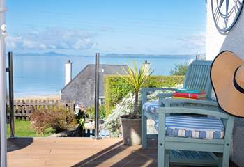 Experience coastal life in this comfortable bungalow, with Wales’ stunning coastline in view.