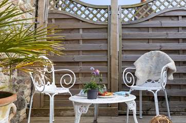 Al fresco dining on the deck.