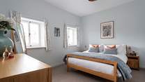 Relax in the sumptuous linen duvet and lie back on the fluffy pillows, perfect. 