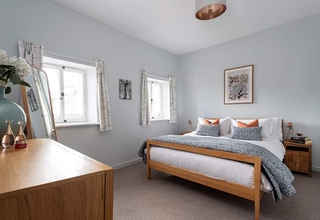 Relax in the sumptuous linen duvet and lie back on the fluffy pillows, perfect. 