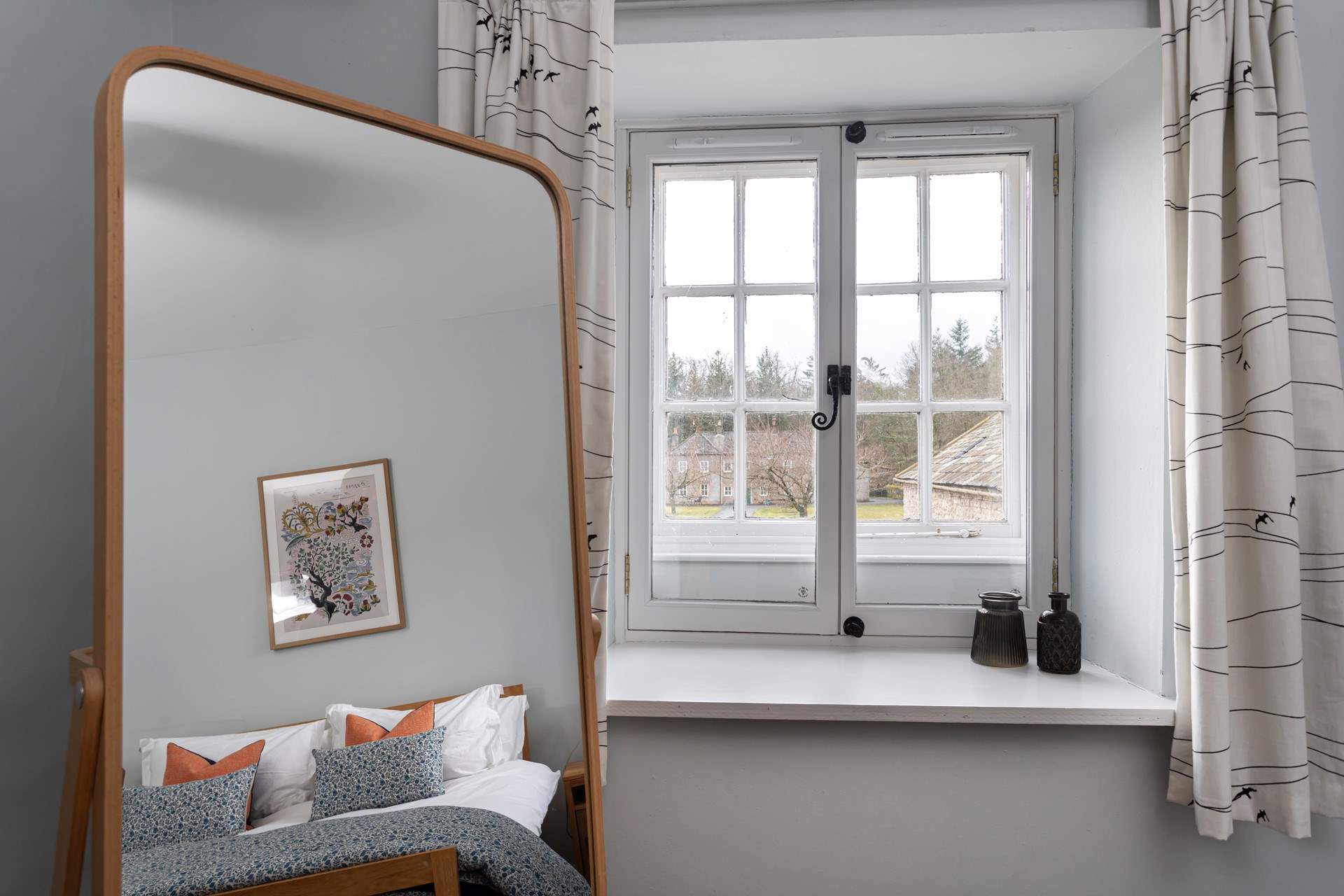 The hanging rail is cleverly hidden behind the mirror.