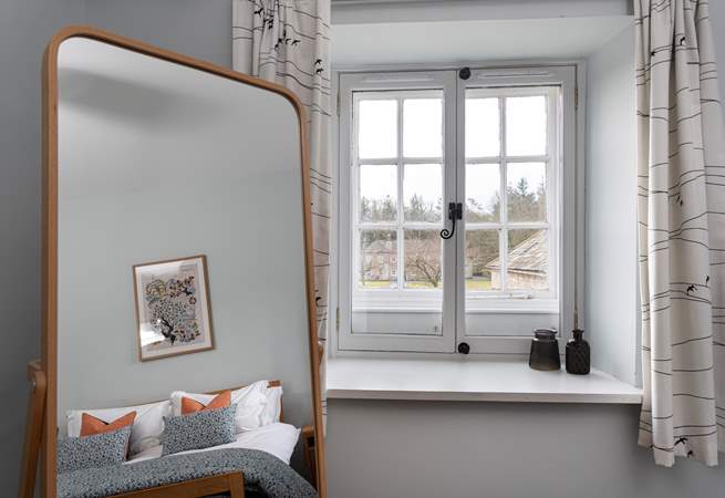 The hanging rail is cleverly hidden behind the mirror.