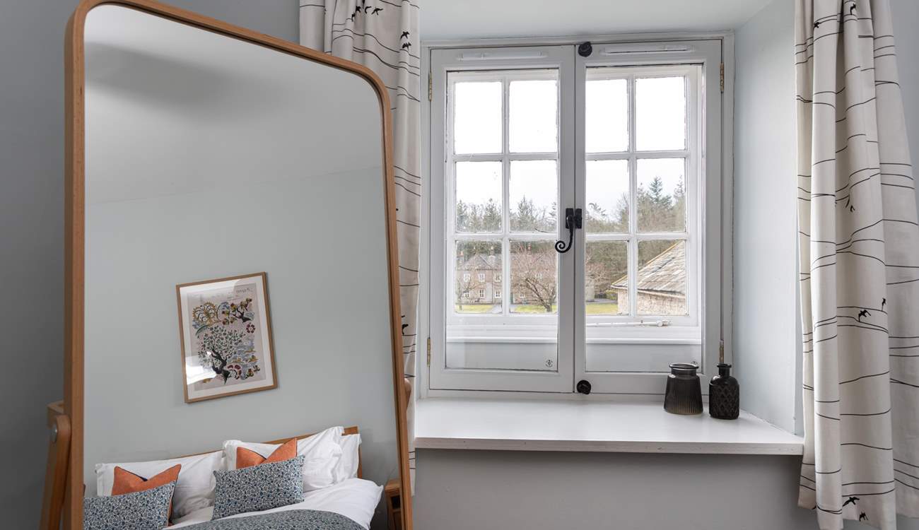 The hanging rail is cleverly hidden behind the mirror.